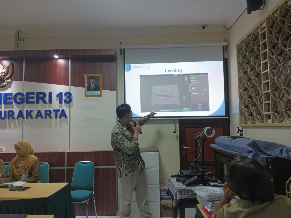 Hari ke-1: MersifLab Menjadi Narasumber Peningkatan Kompetensi Guru Pemanfaatan Teknologi Printer 3D Dalam Media Pembelajaran Inovatif di SMP Negeri 13 Surakarta